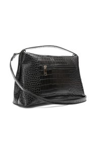Čierna kabelka z umelého krokodílej kože so zipsovou prednou kapsou, pevne tvarovaná a s odnímateľným ramenným popruhom. Povrch s textúrou.