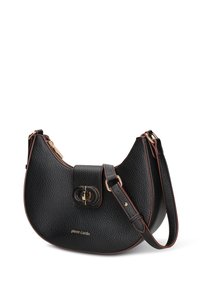 Borsa nera in pelle con silhouette curva, ferrature dorate e logo in rilievo. Dotata di chiusura con zip e tracolla regolabile.