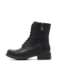 Černé kožené kotníkové boty s kulatou špičkou, s šněrováním na přední straně, bočním zipem a červenými švy na podrážce.