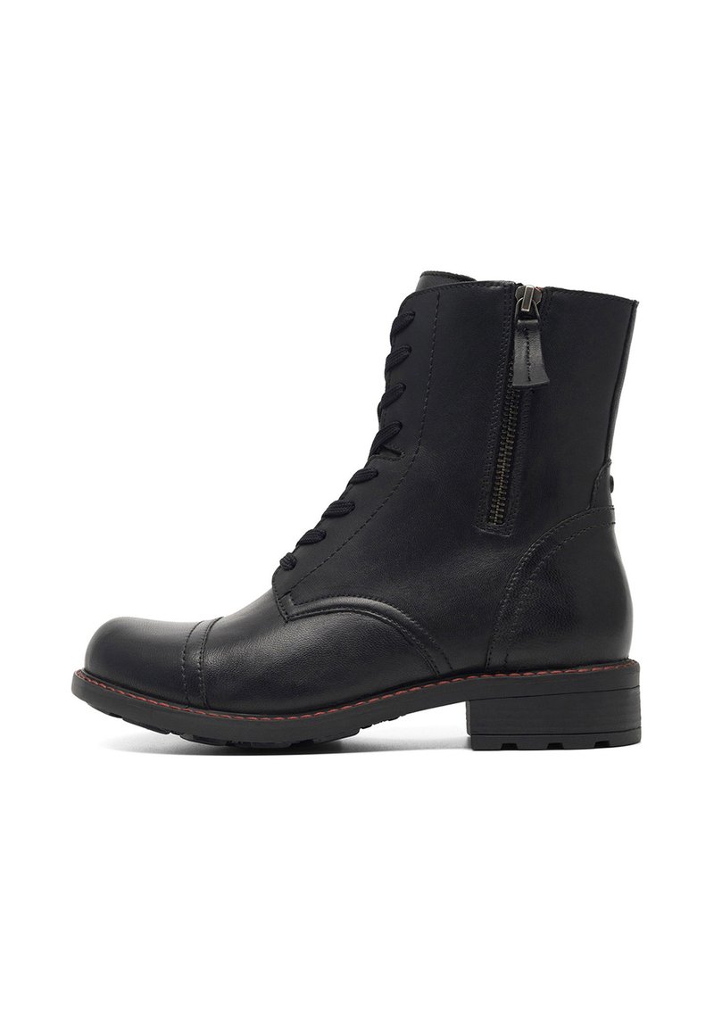 Černé kožené kotníkové boty s kulatou špičkou, s šněrováním na přední straně, bočním zipem a červenými švy na podrážce.