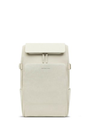 Rechteckiger, cremefarbener Rucksack mit Frontklappe und Seitentaschen, mit "KAPTEN & SON" Branding auf der Vorderseite.