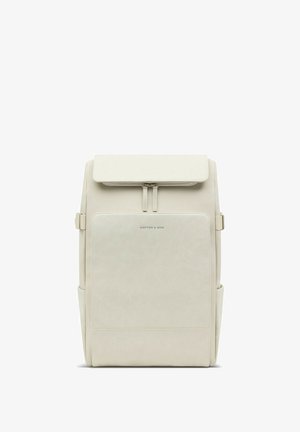 Rechteckiger, cremefarbener Rucksack mit Frontklappe und Seitentaschen, mit "KAPTEN & SON" Branding auf der Vorderseite.