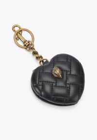 Czarny skórzany portfel w kształcie serca na klucze z plecioną teksturą, złotym okuciem i ozdobnym detalem w postaci ptaka z przodu.
