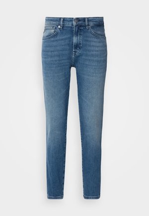 Lyseblå denimjeans med rett snitt, tradisjonelt femlommers design, metallknapp lukking, og subtil fading foran.