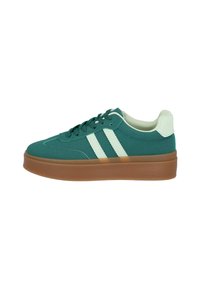 Zapatilla baja en color teal con rayas blancas, cordones en teal a juego, cuello acolchado y suela de goma marrón gruesa.