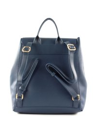 Navy sininen kivikuorinen nahkareppu, jossa on kaksi säädettävää hihnaa, kultasävyiset metalliosat ja ylhäällä oleva kantokahva. Ominaisuuksiin kuuluu teksturoitu pinta ja selkeä muotoilu.