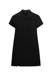 Schwarzes Kleid mit hohem Kragen, kurzen Ärmeln und einem vorderen Ausschnitt in Tropfenform. Glatter Stoff mit leichter Struktur und seitlichen Schlitzen für Bewegungsfreiheit.