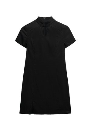Sort kjole med høj krave, korte ærmer og en åbning foran i nøglehulsdesign. Glat stof med let tekstur og sideslids for bevægelsesfrihed.