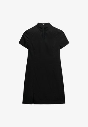 Sort kjole med høj krave, korte ærmer og en åbning foran i nøglehulsdesign. Glat stof med let tekstur og sideslids for bevægelsesfrihed.