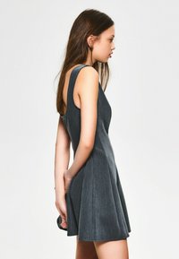 Bershka WITH FLARED - Robe de jour - grey