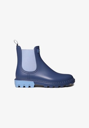 Botín de goma azul para el tobillo con un panel lateral elástico texturizado en gris, una suela azul plana y resistente, y una lengüeta trasera para facilitar su colocación.