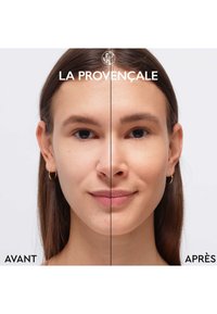 Visage divisé en deux moitiés montrant la peau avant et après le traitement. Peau claire à droite, légères imperfections à gauche, arrière-plan neutre.