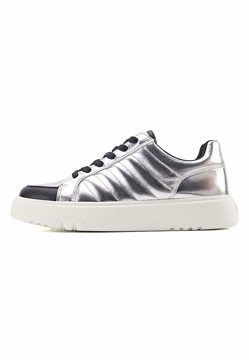 Silberne synthetische Sneakers mit einem schlanken Design, ausgestattet mit strukturierten Seitenpaneelen, schwarzen Akzenten und einer weißen Gummisohle.
