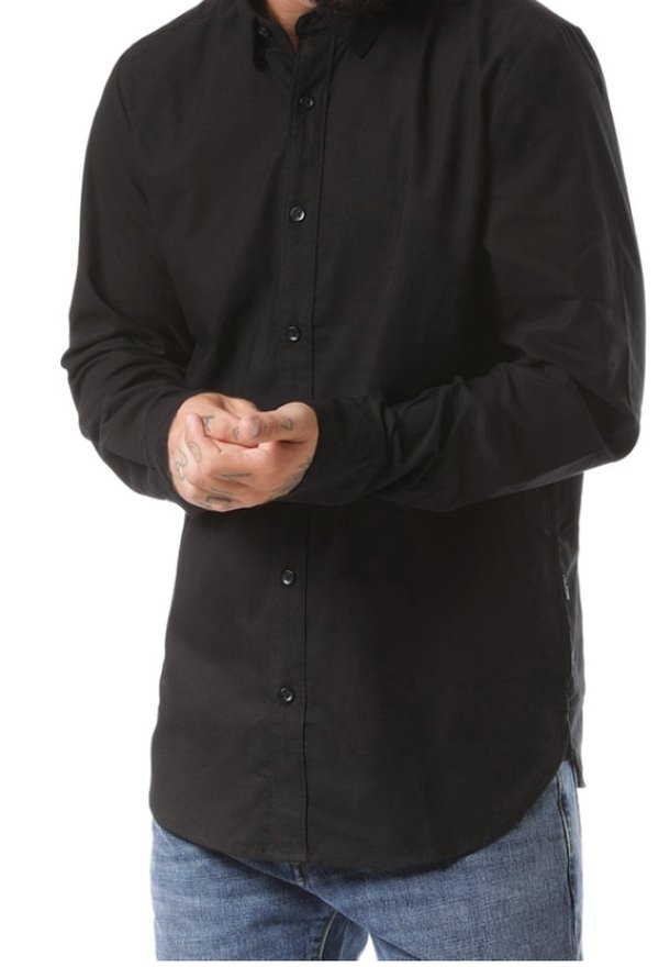 Schwarzes langärmliges Hemd zum Knöpfen mit klassischem Kragen, vorne mit Knöpfen und glatter Textur, kombiniert mit blauen Jeans.