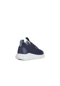 Zapatilla deportiva azul marino con parte superior de punto, detalles en piel lisa, suela blanca texturizada y una lengüeta trasera para facilitar el calzado.