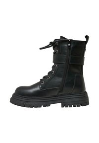 Bota de combate de cuero negro con suela gruesa y estriada, cremallera lateral, parte superior con cordones y una correa de gancho y bucle alrededor del tobillo.
