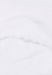 Λευκό βαμβακερό ύφασμα, απαλή υφή, ριγωτό σχέδιο, ελαφριά γυαλάδα, στρωματοποιημένες πτυχές, χωρίς ορατά σχέδια ή διακοσμητικά. Μινιμαλιστική και ομοιόμορφη εμφάνιση.