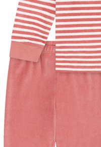 Gestreiftes Langarmshirt in Koralle und Weiß, kombiniert mit einfarbigen Koralle-Hosen. Weicher, samtiger Stoff mit gerippten Bündchen am Shirt.