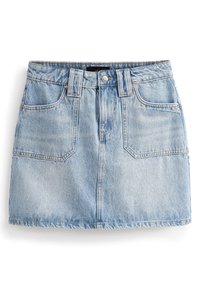 Gonna in denim azzurro chiaro con vita alta, due tasche frontali e orlo sfilacciato. Presenta una chiusura con bottone e passanti per la cintura.