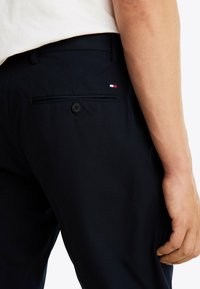 Tommy Hilfiger DENTON  - Chino - desert sky