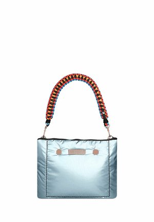 Sac à main rectangulaire bleu clair avec une bandoulière tissée multicolore et deux accents ronds en métal sur le devant.