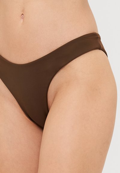 Brauner Bikini-Unterteil mit glatter Textur, minimaler Abdeckung und hohem Beinanschnitt, das eine nahtlose, saubere Verarbeitung aufweist.
