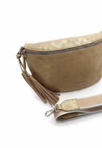 Borsa a tracolla in pelle dorata con chiusura a zip, dotata di una nappina decorativa, texture liscia e tracolla rimovibile. Dettagli in finitura metallica.