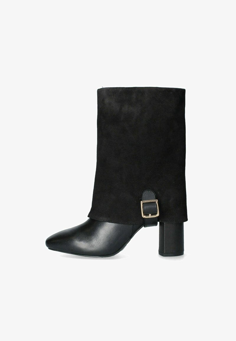 Cizmă neagră până la gleznă, cu un suprafață din suede, vârf ascuțit, toc gros și o cataramă decorativă pe lateral, având un capac de vârf din piele netedă.