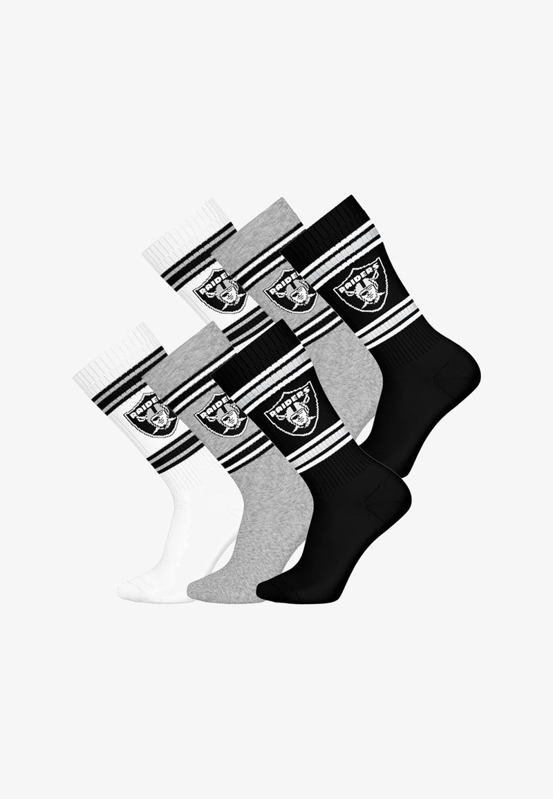 Vier Paar Sportsocken in Schwarz, Grau und Weiß. Jedes Paar hat auffällige Streifen und ein Logo mit Totenkopf- und Knochenmotiven.