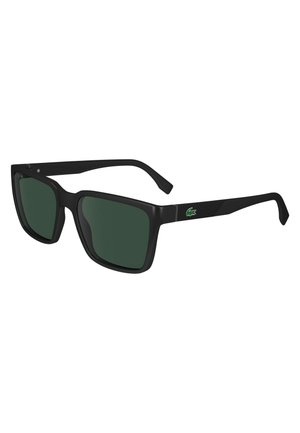 Lunettes de soleil noires carrées avec des verres verts, présentant un accent texturé sur la branche et un logo sur le côté.