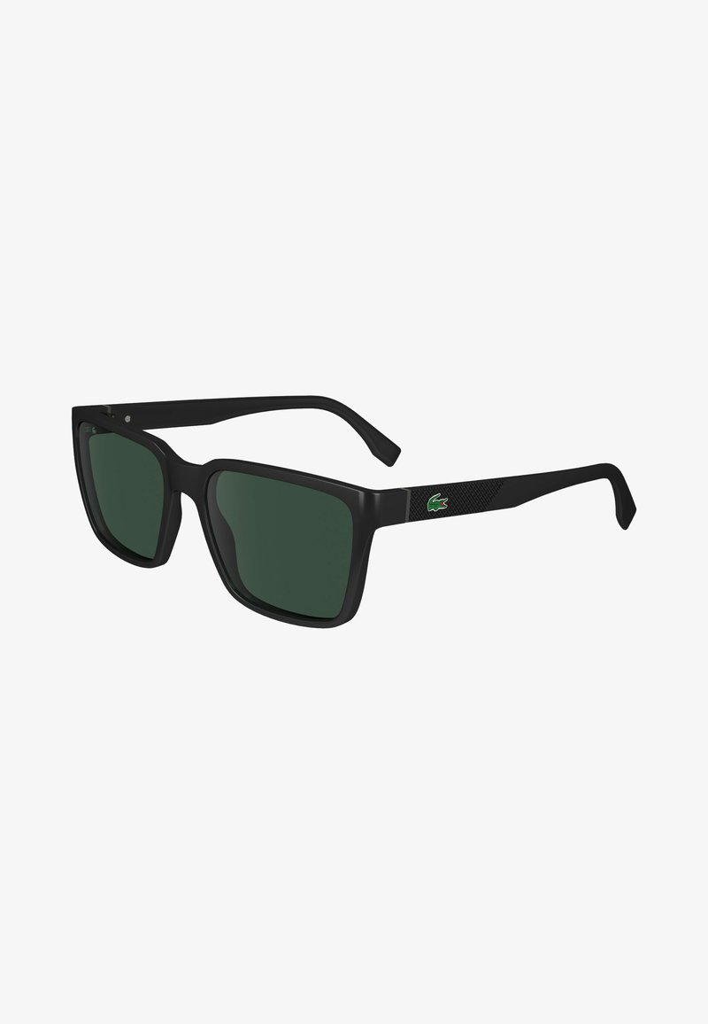 Lunettes de soleil noires carrées avec des verres verts, présentant un accent texturé sur la branche et un logo sur le côté.