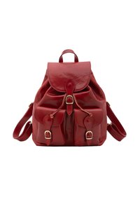 Sac à dos en cuir rouge avec une finition lisse, un rabat supérieur et deux poches avant. Il est doté de boucles en métal et de bretelles réglables.