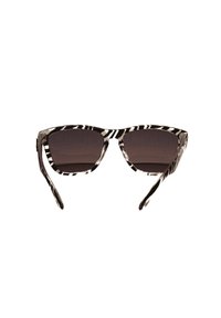 Gafas de sol con montura de patrón de cebra en blanco y negro, lentes oscuros y brazos elegantes, que exhiben un diseño audaz y único.