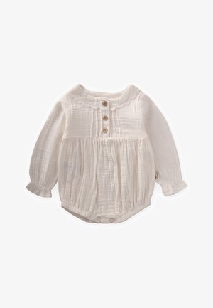 Biely dojčenský overal s dlhou rukávom z mäkkého mušelínu. Má zaoblený golier, tri drevené gombíky a nariasený detail v páse.