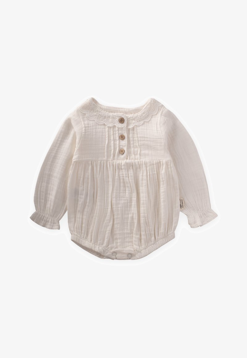 Weißer Baby-Strampler mit langen Ärmeln aus weichem Musselin. Verfügt über einen gekerbten Kragen, drei Holzknöpfe und geraffte Details an der Taille.