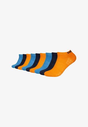 Neuf paires de chaussettes basses alternant les couleurs orange, bleu et noir, disposées en rangée sur un fond blanc.