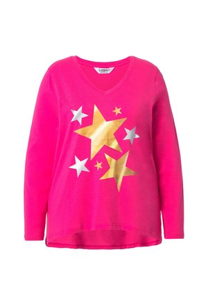 Jasně růžové tričko s dlouhým rukávem a výstřihem do V, zdobené zlatými a stříbrnými kovovými hvězdami různých velikostí na přední straně. Měkká látka a volný střih.