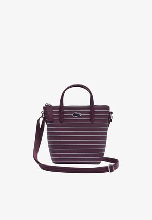 Petit sac à main marron foncé avec des rayures horizontales blanches, doubles poignées, bandoulière ajustable et un petit logo crocodile à l'avant.