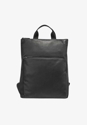 Sac à dos en cuir noir avec une texture lisse, de forme rectangulaire, doté de poignées supérieures et d'une poche zippée à l'avant. Design minimaliste avec des détails discrets.