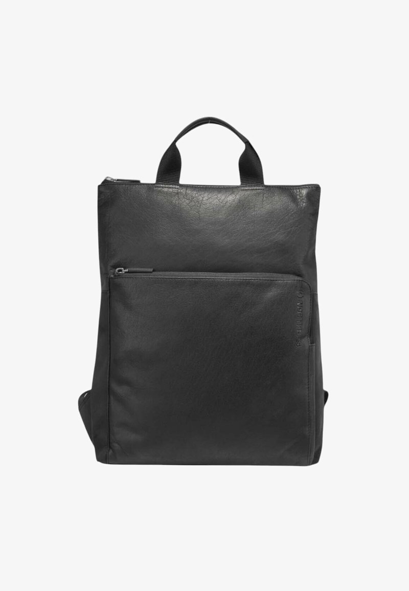 Mochila negra de cuero con una textura suave, forma rectangular, asas superiores y un bolsillo con cremallera en la parte frontal. Diseño minimalista con detalles sutiles.