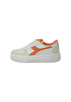 Sneaker sportivo bianco con accenti arancioni, dotato di una pannello in rete, dettagli perforati e una spessa suola bianca. Logo del marchio sul lato.