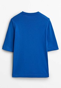 T-shirt bleu à manches courtes col rond, posé à plat, montrant le dos sur fond blanc.