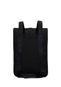 Zaino nero con spallacci imbottiti e logo in rilievo. Materiale liscio e testurizzato con forma rettangolare e design minimalista.
