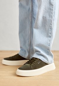 Non sélectionné, military green