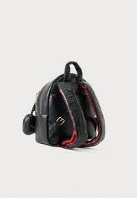 Črn usnjen nahrbtnik z rdečimi vzorčastimi oblazinjenimi naramnicami, izvezenimi z napisom "LOVE MOSCHINO", in majhnim pripetim žepkom na strani.