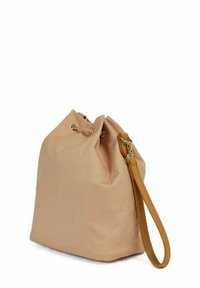 Borsa in tessuto beige con coulisse, dalla superficie liscia, con accessori in tonalità oro e una lunga tracolla in pelle tan per il trasporto a mano o al polso.