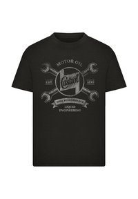 Schwarzes T-Shirt mit einem Vintage Castrol-Logo, gekreuzten Schraubenschlüsseln und Texten wie "Motoröl", "Gegründet 1899", "Hochleistung" und "Flüssingenie Engineering."
