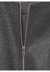 Grijze fleece jacket met een zilverkleurige metalen rits, met een gladde textuur en een hoge kraagontwerp. De rits heeft een klein merksymbool.