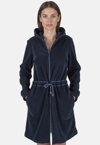 Marinblå fleecekimono med dragkedja fram, huva och dragsko i midjan. Har två framfickor och en mjuk, texturerad yta.