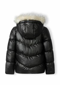 Melnā pūkaina jaka ar spīdīgu apdari, ar zamša odere kapuci un čevronveida quilt ēku. Divas sānu kabatas un elastīgas aproces.